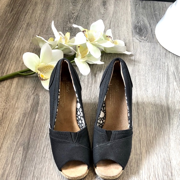 TOMS / Black Canvas / Peep toe / Wedges